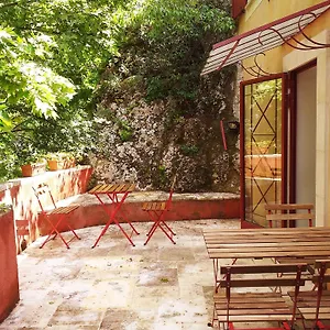 https://maison-au-coeur-de-fontaine-de-vaucluse-niche-sur-le.fr-provencehotel.com